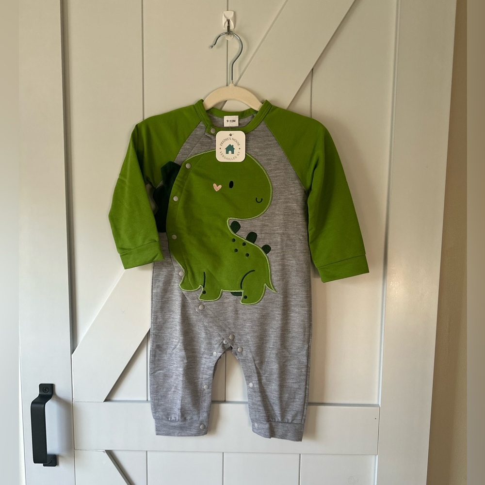 Baby Romper ~ Grey with Green Dinosaur - Size 9-12 months🦖